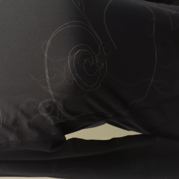 Avia running first long sleeve with mock turtleneck black white scroll pattern - Picture 2 of 10